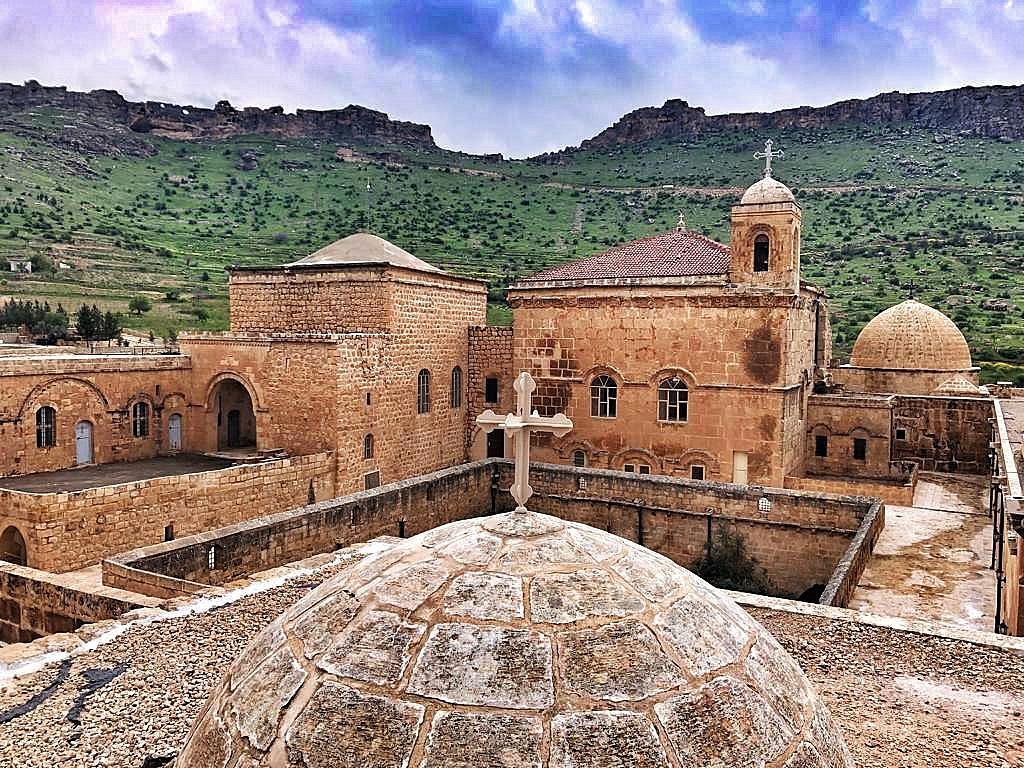 Deyrulzafaran Manastırı'nın altın rengi taşları ve manzarası