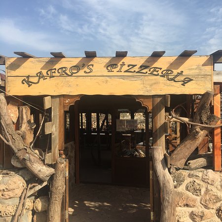 Kafro Köyü'nde ünlü Kafro's Pizzeria'da yapılan odun fırını pizzası