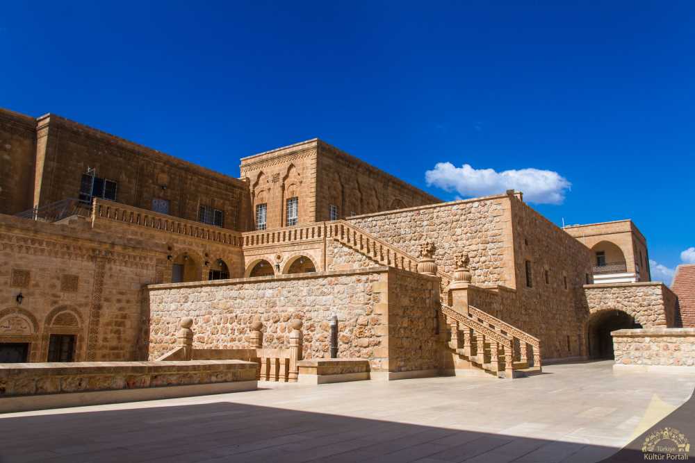 Midyat Mor Gabriel Manastırı'nın taş mimarisi ve tarihi yapısı