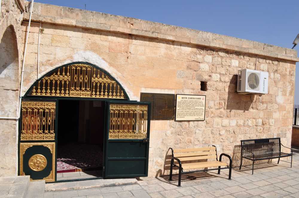 Şeyh Çabuk Camii'nin dış görünümü ve avlusu