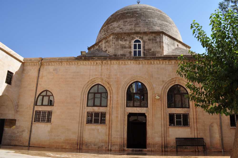 Latifiye Camii'nin taş mimarisi ve detaylı işçiliği