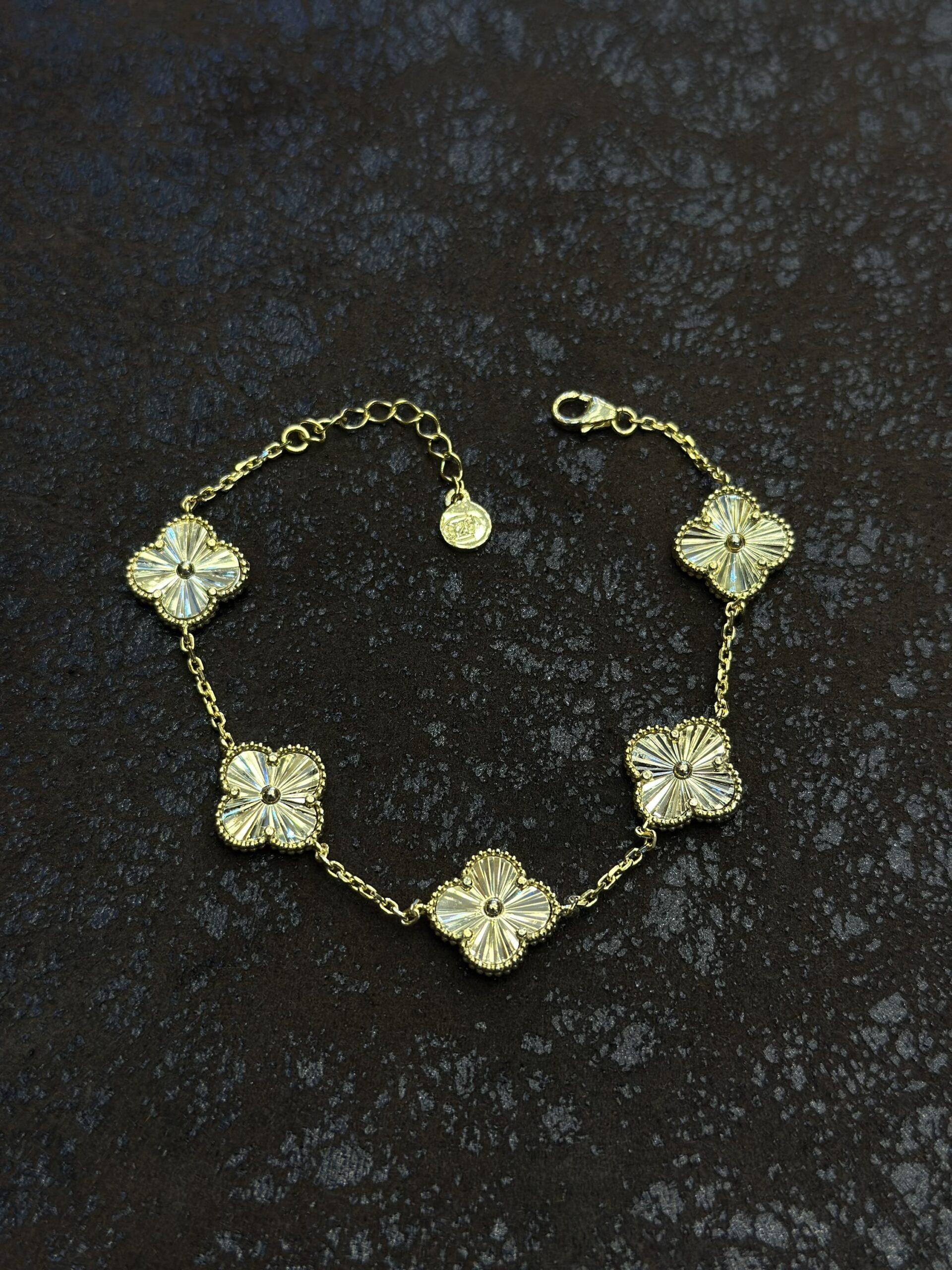 img_3203-2 Van Cleef Tarzı 925 Ayar Gümüş Kalem İşçilikli Altın Kaplama Bileklik – Yonca Motifli Zarafet | El Yapımı Bileklik, Gümüş 🌿 - Görsel 1